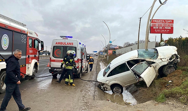 Direğe çarpan otomobilde 3 kişi yaralandı