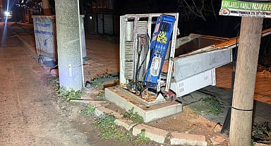 Direksiyon hakimiyetini kaybettiği aracıyla internet hattına çarpıp kaçtı