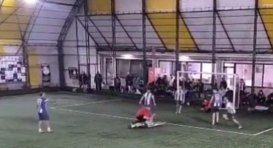 Halı sahada dili boğazına kaçan futbolcuyu maçın hakemi kurtardı