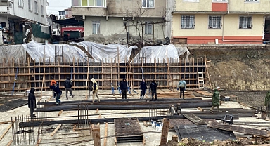 İnşaat temelinin yanındaki 3 binanın bahçesinde toprak kayması; 25 kişi tahliye edildi