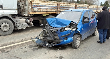 Kontrolden çıkan otomobil, kırmızı ışıkta duran başka otomobile çarptı