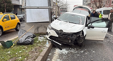 Kontrolden çıkan otomobil refüjdeki reklam panolarına çarptı