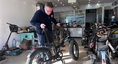 Oto yıkama işi yaptığı sanayide, hobisini geliştirip elektrikli bisiklet tamir ustası oldu