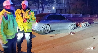 Park halindeki otomobile çarpan motosikletin, alkollü ve ehliyetsiz sürücüsü yaralandı