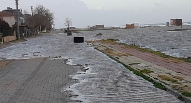 Saros Körfezi'nde kuvvetli lodos; işletmeler su altında kaldı