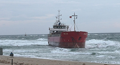 Tekirdağ'da fırtına; yük gemisi karaya oturdu