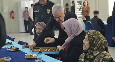 Vali Turan’dan Huzurevi’ne Anlamlı Ziyaret 