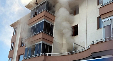 Yangın çıkan evde bıçakla öldürülmüş olarak bulundu