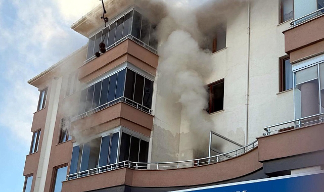 Yangın çıkan evde bıçakla öldürülmüş olarak bulundu