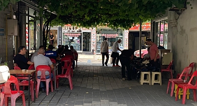 Zabıta İşportacı Karşısında Çay İçti