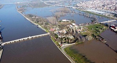 Edirne'de nehirlerin debileri arttı, köprüler trafiğe kapatıldı