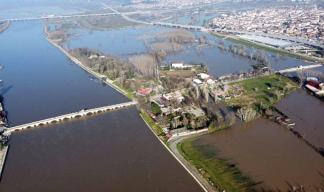 Edirne'de nehirlerin debileri arttı, köprüler trafiğe kapatıldı