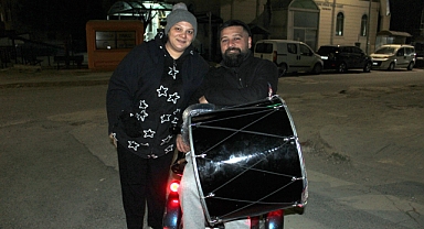 Eşinin kullandığı motosiklette davul çalarak mahalleliyi sahura kaldırıyor