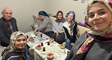 Gençler ve Yaşlılar Aynı Sofrada