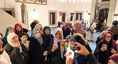 Kadir Gecesi'nde tarihi camide Sakal-ı Şerif ziyarete açıldı