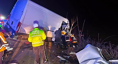 Kamyonet TIR’a arkadan çarptı: 2 ölü, 1 yaralı