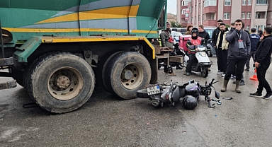 Kavşakta kamyonla çarpışan motosiklete iki kişi yaralandı