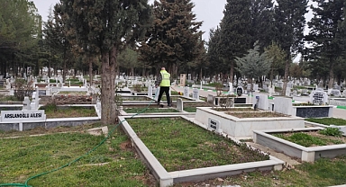 Kırklareli Mezarlığında Bayram Temizliği: İlker Meriç ve Ekibi İş Başında