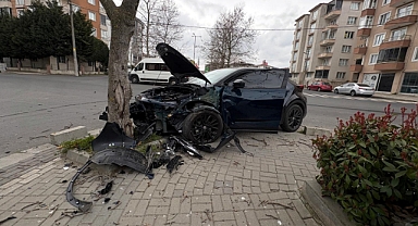Kontrolden çıkan otomobil, yol kenarındaki ağaca çarptı