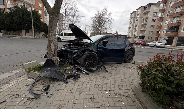 Kontrolden çıkan otomobil, yol kenarındaki ağaca çarptı