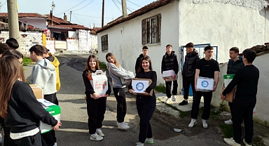 Lise öğrencileri harçlıklarıyla hazırladıkları ramazan kolilerini, ihtiyaç sahiplerine dağıttı