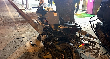 Otomobille çarpışan motosiklet sürücüsü yaralandı