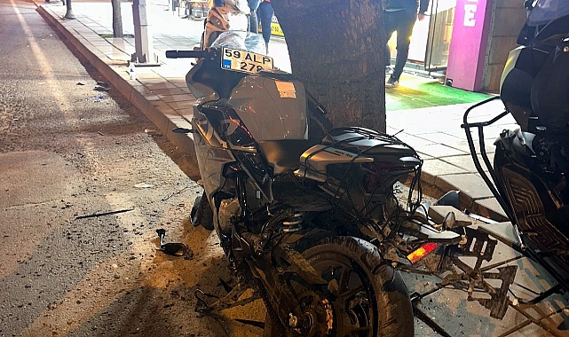 Otomobille çarpışan motosiklet sürücüsü yaralandı