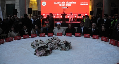 Restorasyonun ardından ibadete açılan Selimiye Cami avlusunda iftar