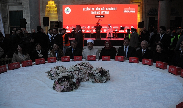 Restorasyonun ardından ibadete açılan Selimiye Cami avlusunda iftar