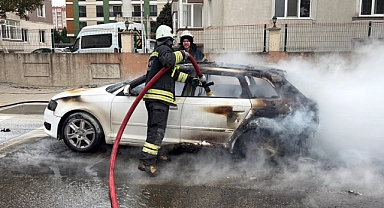 Seyir halindeki otomobil yandı, sürücü son anda kurtuldu