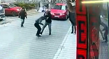 Sokak ortasında darbedildi; o anlar kamerada