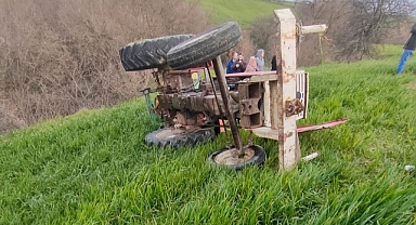 Tarlaya gübre atarken devrilen traktörün altında kalan sürücü öldü