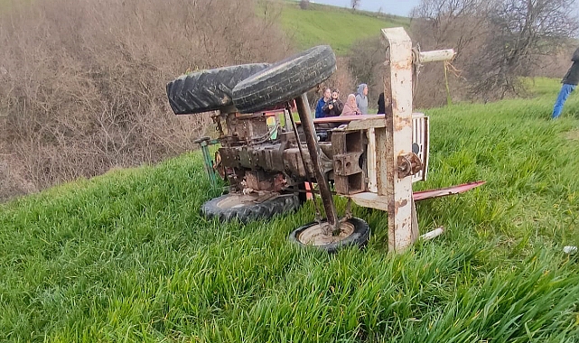 Tarlaya gübre atarken devrilen traktörün altında kalan sürücü öldü