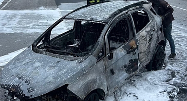 Tekirdağ'da kaza yapıp alev alan otomobil, kullanılamaz hale geldi