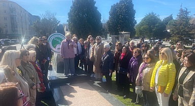 Türk Anneler Derneği'nden 8 Mart'ta Anlamlı Tören: Zübeyde Hanım Heykeline Çelenk Sunuldu
