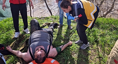 Dengesini kaybedip nehre düşen kişiyi itfaiye ekipleri kurtardı