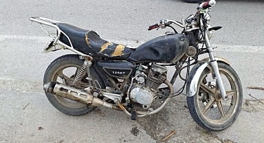Emniyete imza vermeye plakasız motosikletle gelen ehliyetsiz sürücüye 86 bin lira ceza