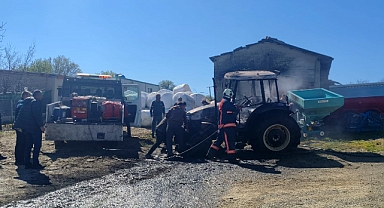 Evin bahçede park halindeki traktör yandı