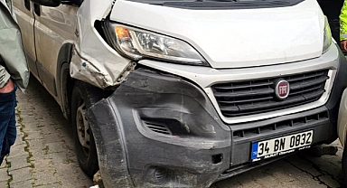 Freni boşaldığı öne sürülen minibüsün çarptığı 1’i çocuk, 2 kişi yaralandı