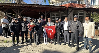 Kavga ihbarına giden polisler Türk bayrağı ve çiçeklerle karşılandı