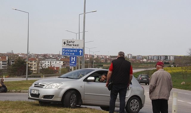 Kavşakta Kaza: İki Araç Çarpıştı, Hafif Yaralı Var