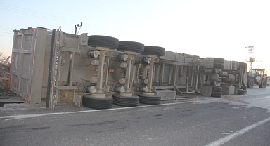 Kırklareli’de Tır Kazası: Üsküpdere Köyünde Devrildi