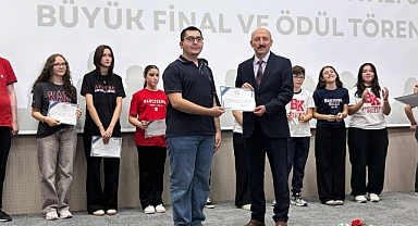 İstiklal Marşı’nı İngilizce Okuyan Öğrenci Kırklareli İl 3’üncüsü Oldu