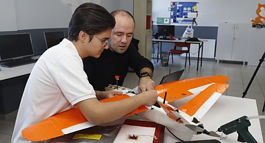 Otonom model uçak yapımını öğrencilerine aktarıyorlar