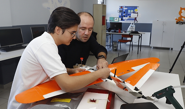 Otonom model uçak yapımını öğrencilerine aktarıyorlar